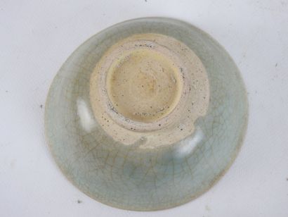Lot composed of:
-Ceramic bowl with cracked...