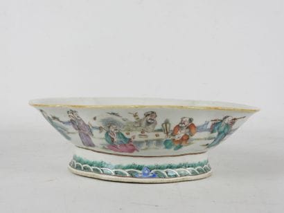 CHINE : Coupe de forme navette sur piédouche...