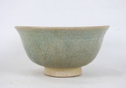 Lot composed of:
-Ceramic bowl with cracked...