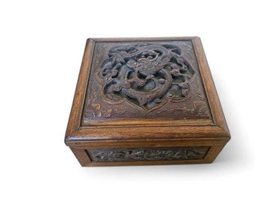 CHINE.
Boite carrée à compartiments en bois...