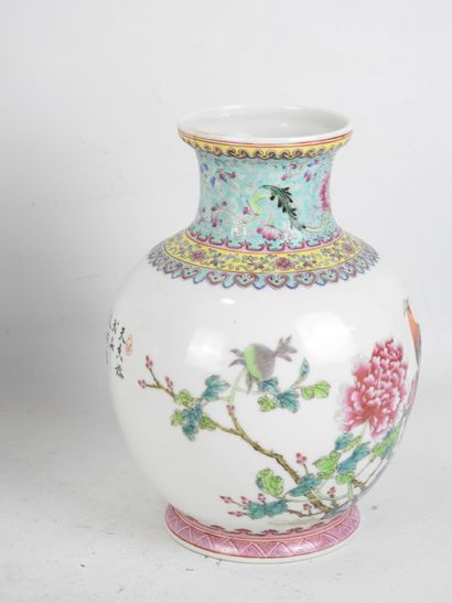 CHINE. Paire de vases pansus en porcelaine...