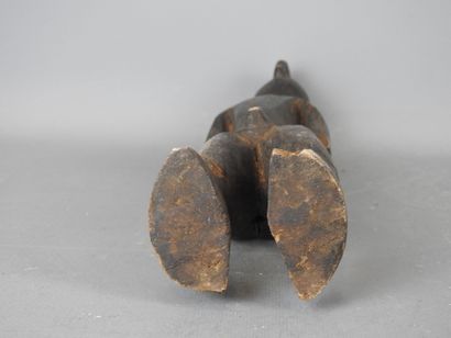 MUMUYE, Nigéria.
Bois dur, patine sombre.
Statue...