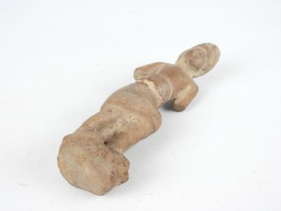 Standing man. Clay sculpture. H. 17 cm. Accident...