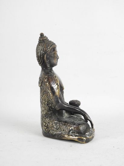 THAILANDE. Bouddha en bronze à patine partiellement...