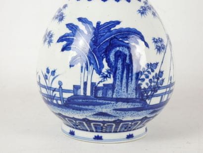 VASE de forme balustre en porcelaine blanc...