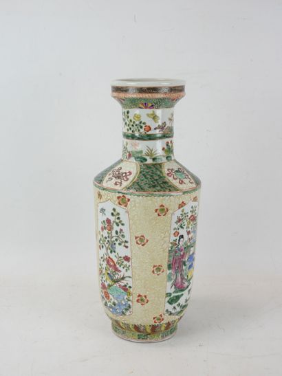 GRAND VASE en porcelaine à décor en émaux...
