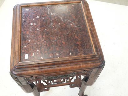 CHINE OU INDOCHINE : Sellette en bois sculpté...