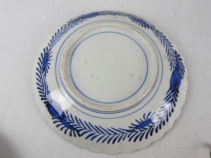 JAPON : Plat de forme circulaire à en porcelaine...