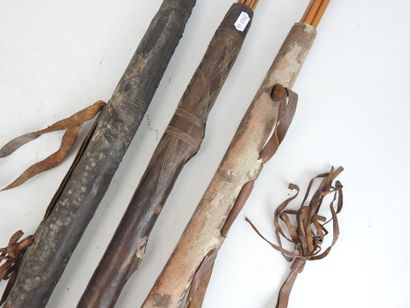 AFRIQUE : Trois carquois en cuir avec flèches...
