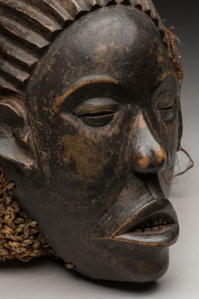 Masque de danse «Pwo» figurant un visage...