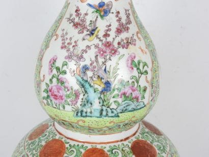 CHINE - Canton : Vase double gourde en porcelaine...