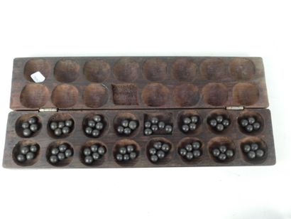 JEU de boules Awalé. Coffret en bois sculpté...