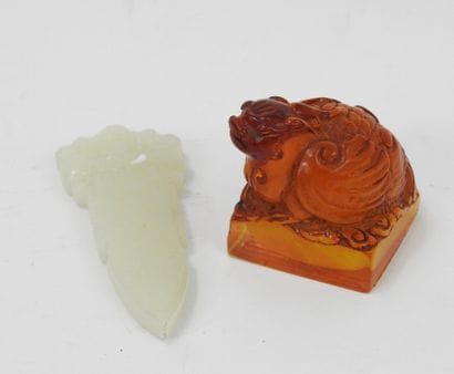 CHINE : Pendentif amulette en jade sculpté,...