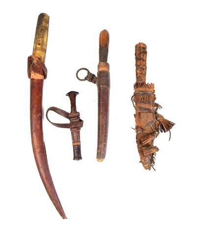 ARMES BLANCHES. Ensemble de 4 poignards divers...