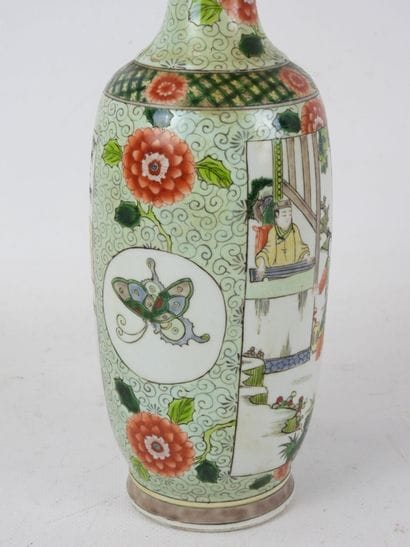 CHINE : Vase en porcelaine à décor en émaux...