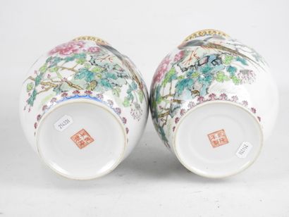 CHINE. Paire de vases pansus en porcelaine...