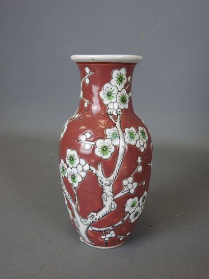 CHINA
Two porcelain vases decorated with...
