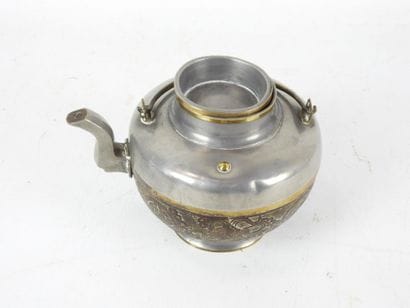 CHINE : Théière en étain et noix de coco...