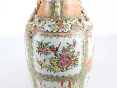 CANTON, CHINE : Vase balustre en porcelaine...