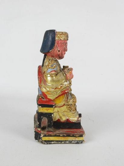 CHINE : Dignitaire. Sculpture en bois polychrome....