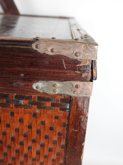 CHINE : Panier à piquenique en bois laqué...