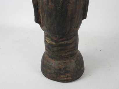 AFRIQUE : Tête en bois sculpté et trace de...