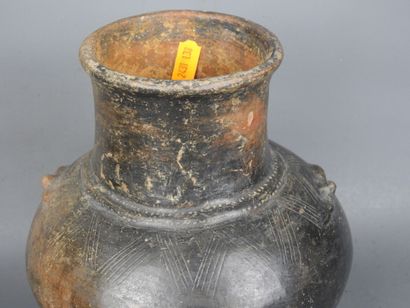 TAIRONA: Black-glazed terra cotta pansu vase...