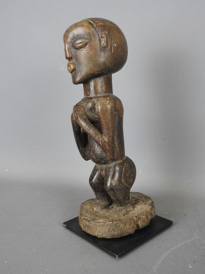 HOLO, République Démocratique du Congo.
Bois...