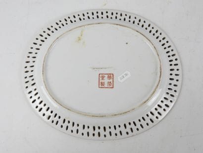 CHINE : Plat ovale ajouré en grès porcelainique...