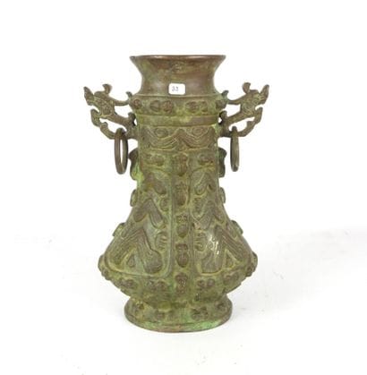 CHINE : Vase en bronze ciselé à décor géométrique...