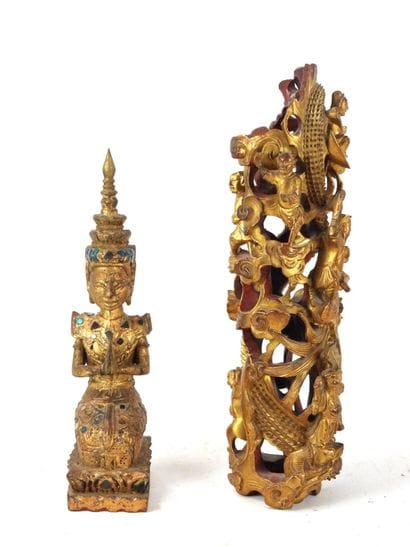CHINE : ornement en bois sculpté doré à décor...