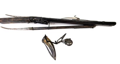 ARMES à FEU. Fusil tibétain à mèche, monture...