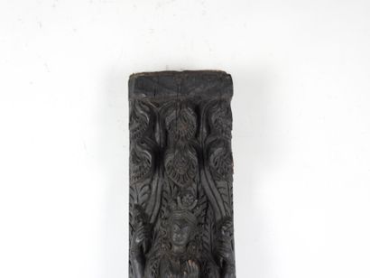 INDE : Panneau en bois sculpté à décor de...