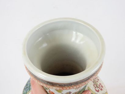GRAND VASE en porcelaine à décor en émaux...