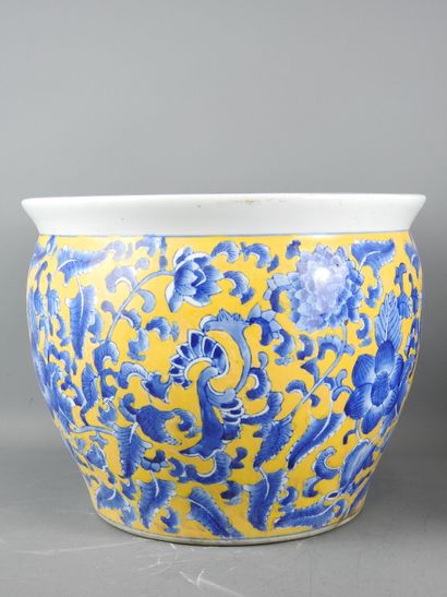 CHINE : Grand cache-pot en porcelaine à décor...