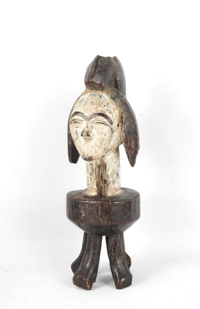KWELE, Gabon.
Bois dur, pigments dont kaolin.
Sculpture...