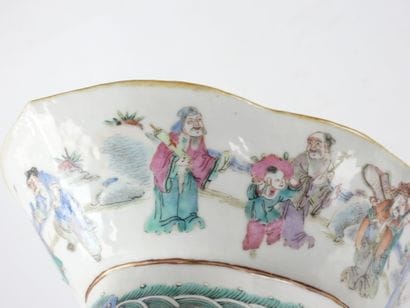 CHINE : Coupe de forme navette sur piédouche...