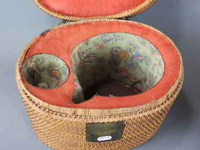 CANTON : Théière et deux sorbets en porcelaine...