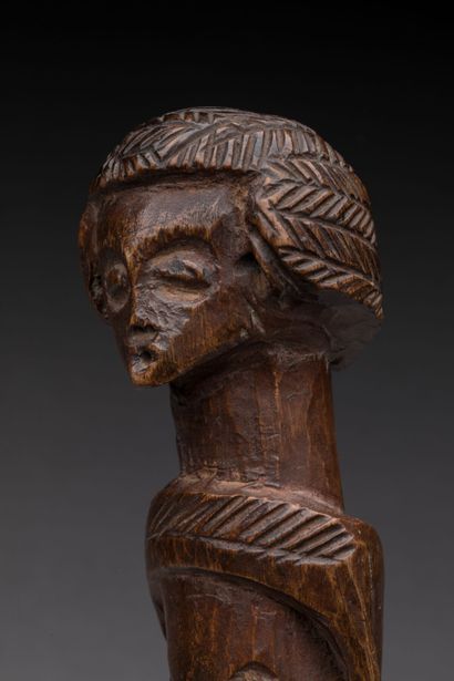 Ravissante statuette féminine debout sur...
