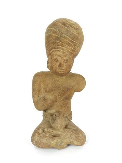 Man with turban. Clay sculpture. H. 18 cm....