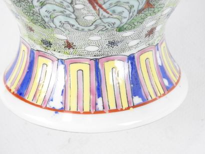 Chine.
Vase de forme balustre en porcelaine...
