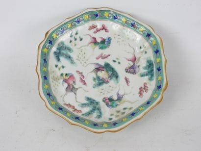 CHINE : Coupe sur piédouche en porcelaine...