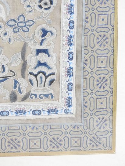 CHINE : Soie brodée à décor de fleurs et...