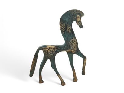 Statuette en bronze patiné vert et doré figurant...