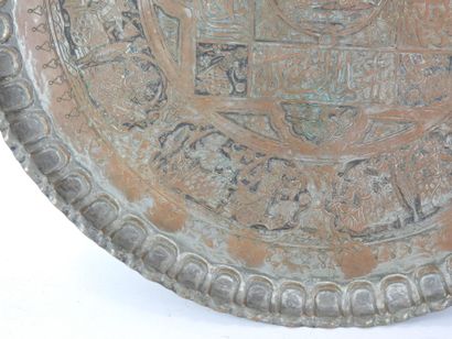 IRAN : Plateau circulaire en cuivre à décor...