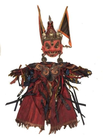 CHINE : Important masque en bois, perles,...
