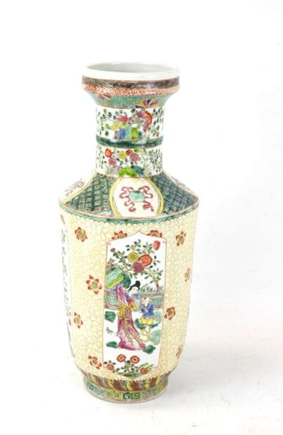 GRAND VASE en porcelaine à décor en émaux...