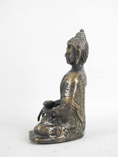 THAILANDE. Bouddha en bronze à patine partiellement...