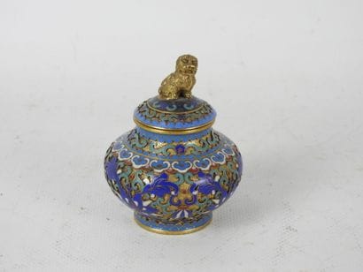 CHINE : Petit pot couvert en émaux cloisonnés,...