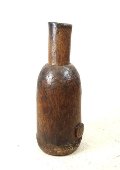 AFRICA. Wooden drum case with patina of use
...